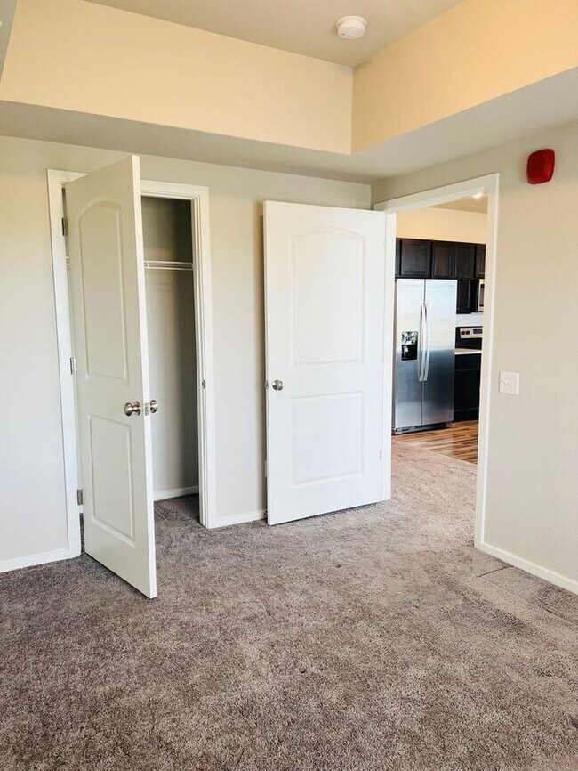 Building Photo - 2 bedroom, 1 bath condo located in Northwest Loveland, CO