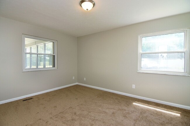 Building Photo - Parkridge Court Apartments - Newly Renovated - Washer & Dryer Hookups