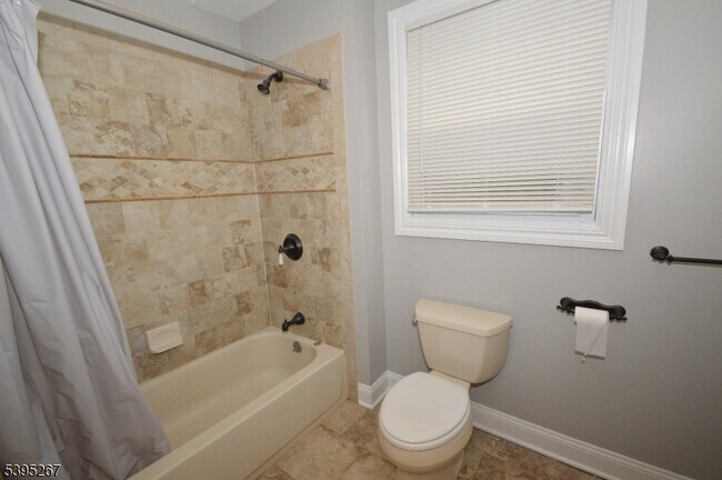 Building Photo - 139 Forest St