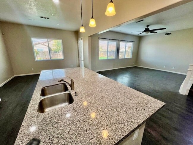 Building Photo - Northwest Bakersfield Gated Home