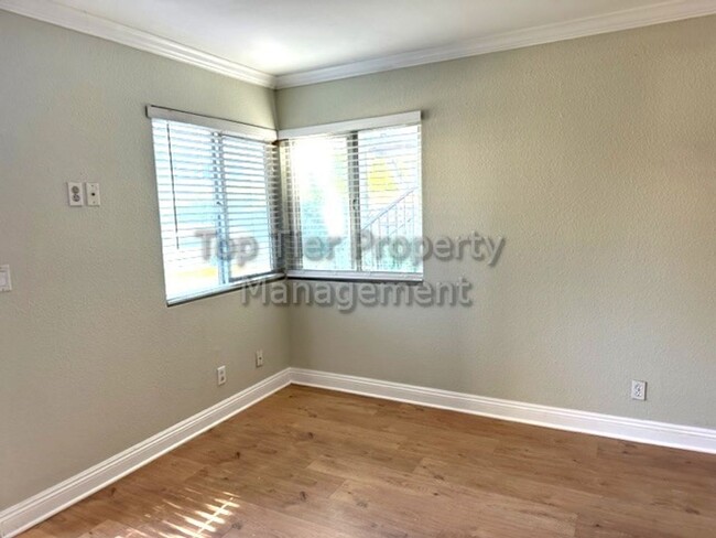 Building Photo - **Remodeled 2 bed / 2 bath Condo in Privat...