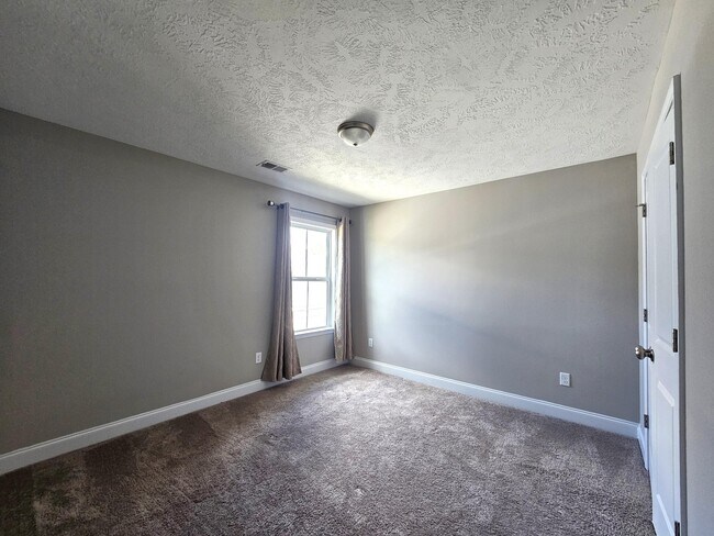 Building Photo - 710 Navan Ln