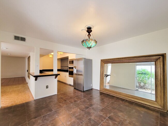 Building Photo - Stylish Townhouse in Prime Location – Walk...
