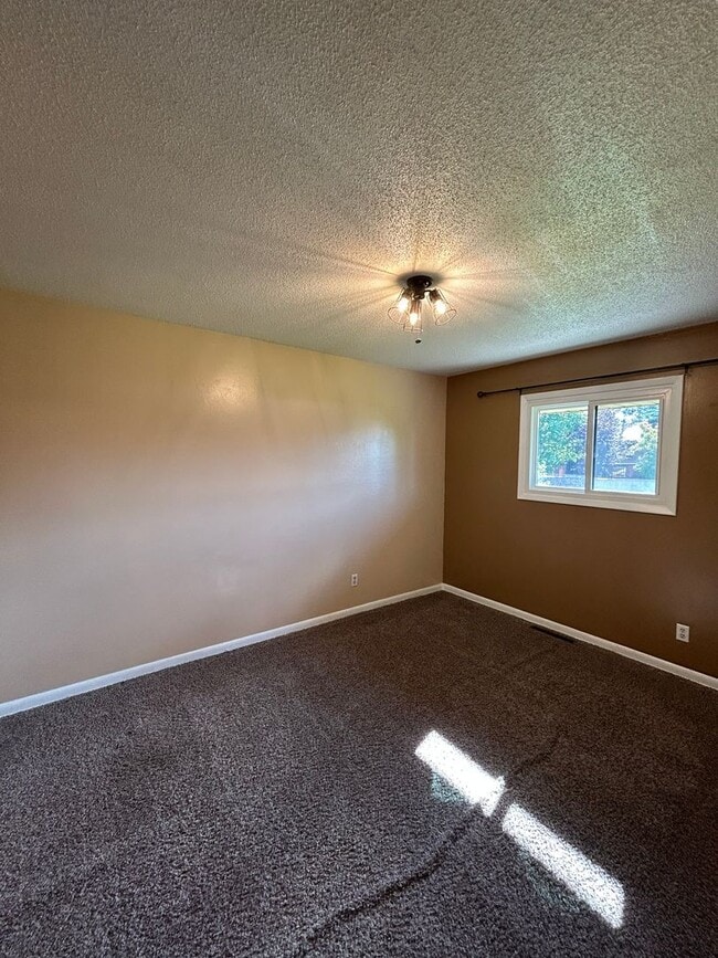 Building Photo - 3470 S Hillcrest Dr