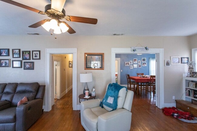 Building Photo - Spacious Home ready for a new family!