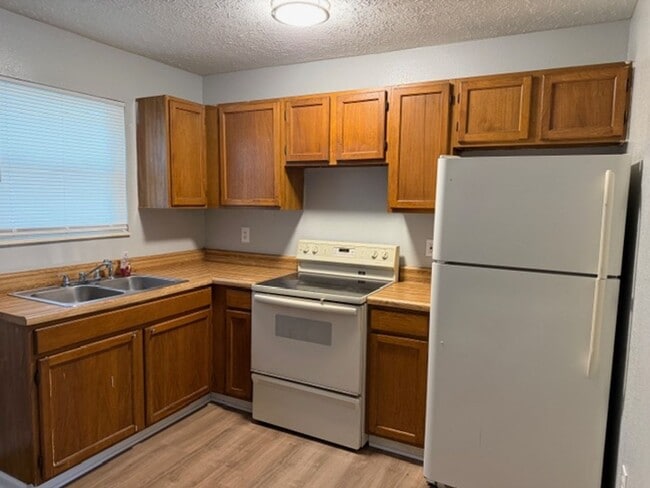 Building Photo - Sevierville 37862 - 2 bedroom, 1 bath apartment - Call Linda Meese (865) 591-6004