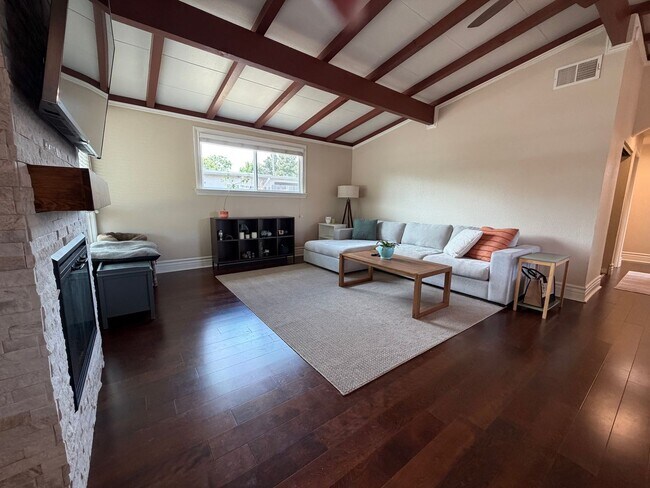 Building Photo - Cute 3 bedroom house in