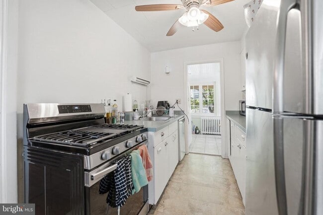 Building Photo - 524 N Kenmore St