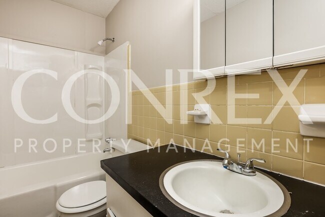 Building Photo - Spacious 5 Bedroom in Charleston!