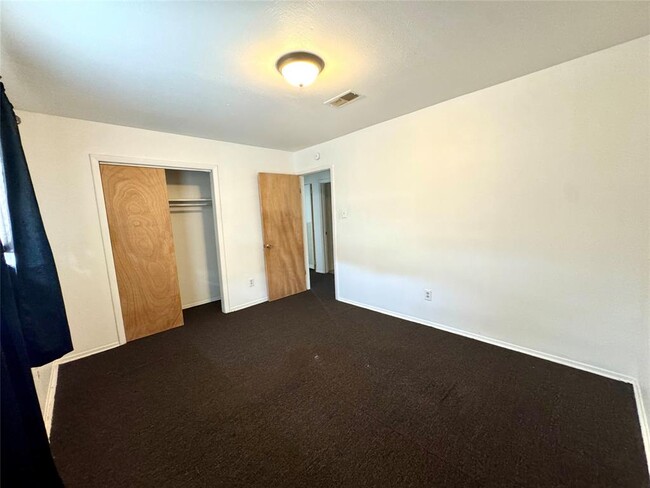 Building Photo - 206 Robertson St