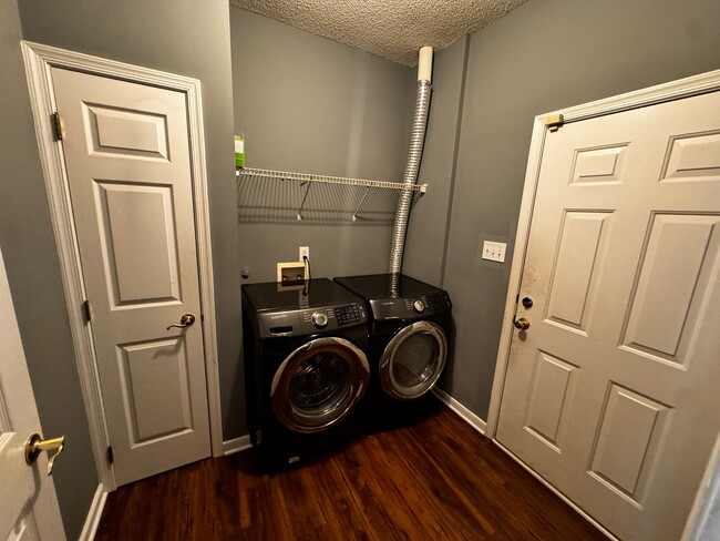 Building Photo - 5406 Ridgedale Dr