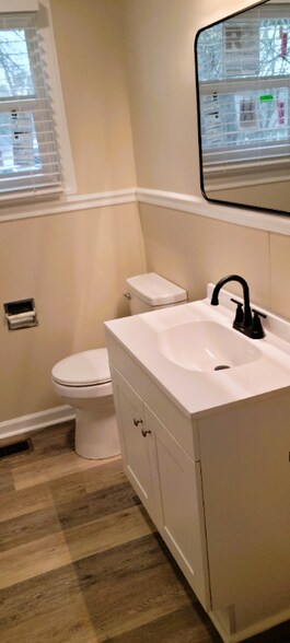 Building Photo - 1542 E Perry St