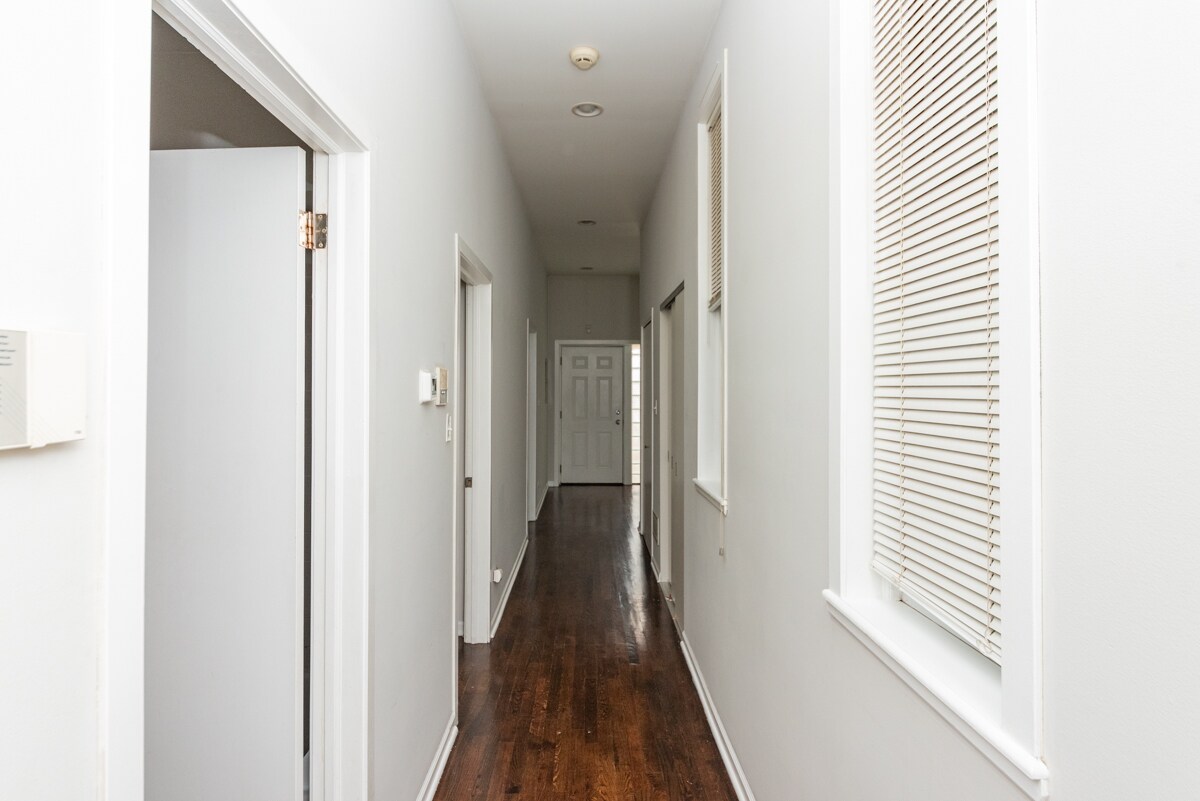 Building Photo - 2207 W Race Ave