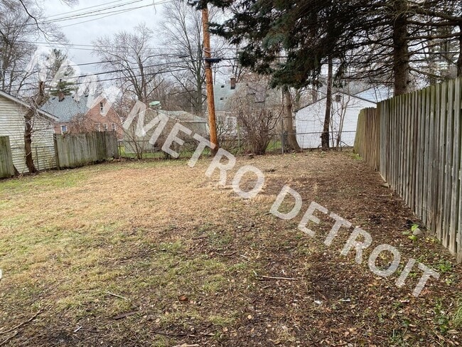 Building Photo - MOVE-IN READY BUNGALOW IN REDFORD