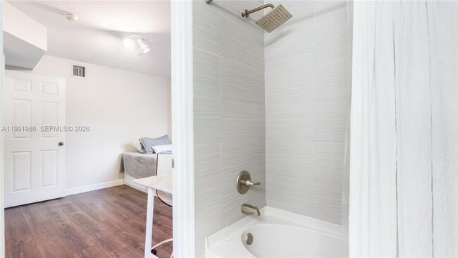 Building Photo - 3889 Tree Top Dr