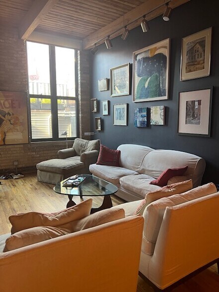 Building Photo - 1140 W Cornelia Ave