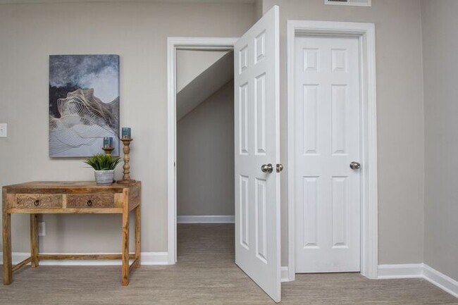 Building Photo - Townhomes at Humboldt Place- Fully renovated and move in ready 2 bedroom unit!