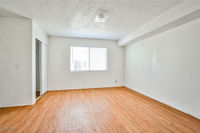 Building Photo - 5816 Bromley Ave