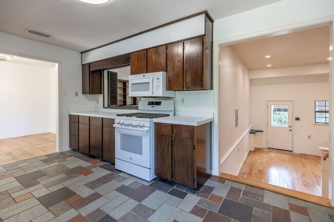 Building Photo - 3-Bedroom, 2-Bath with Den in Spanish Fort Estates