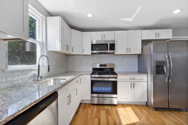 Building Photo - Wow! South Philly Modern 3 Bed 2 Bath Home! Yard! Central Air! W/D! H/W Floors! Gorgeous!