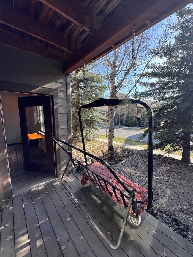 Building Photo - 3 Bed 2.5 Bath Steps from Town Center