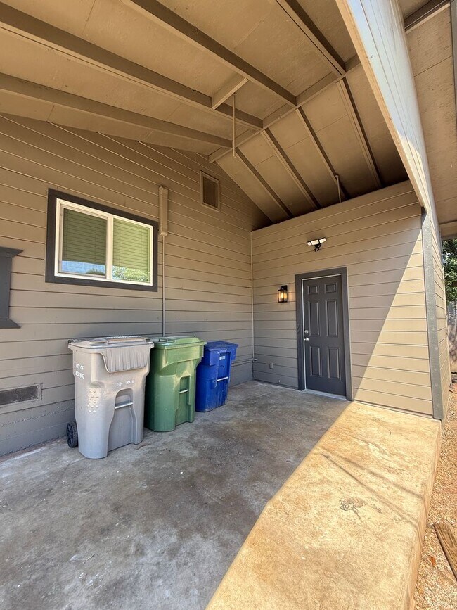 Building Photo - Large Brand New Remodeled 1 Bedroom unit with Washer Dryer Hookups - MUST SEE!!!
