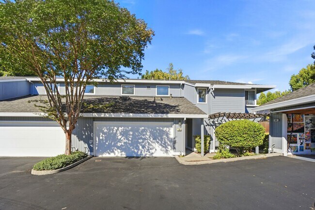Building Photo - 320 Grapevine Pl