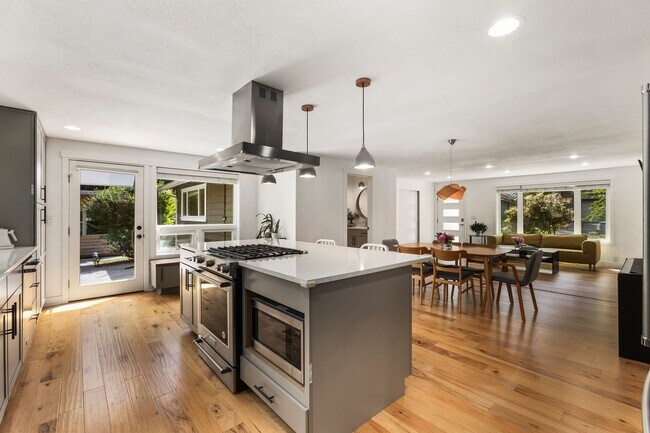 Building Photo - 3Bd/1.5Ba Kirkland Home