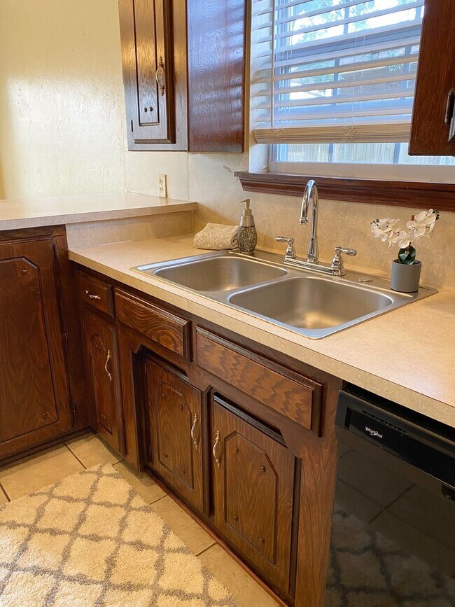 Building Photo - Great 3 bed/2 bath Home in Moore!  Availab...