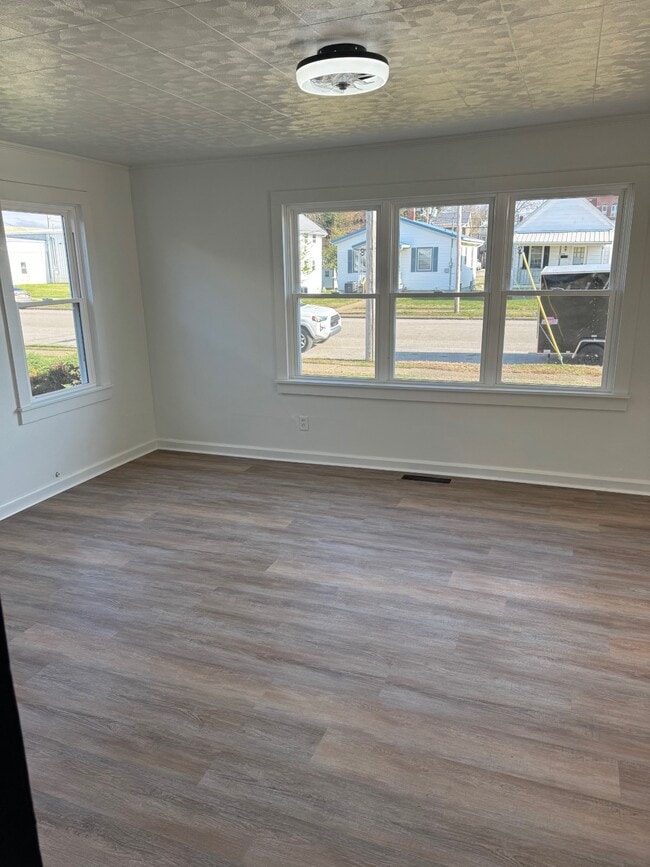 Building Photo - 727 7th St