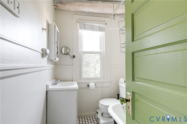 Building Photo - 430 S Pine St