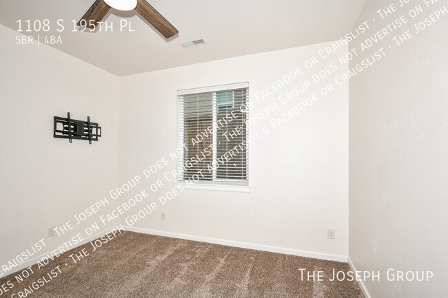 Building Photo - 1108 S 195th Pl