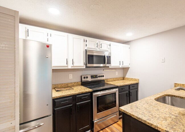 Building Photo - Lovely 2 BR/1 BA Condo in Columbia!