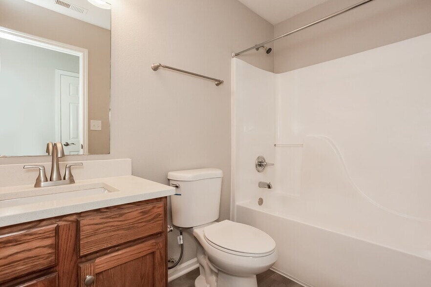 Building Photo - 126 Thistle Wood Dr