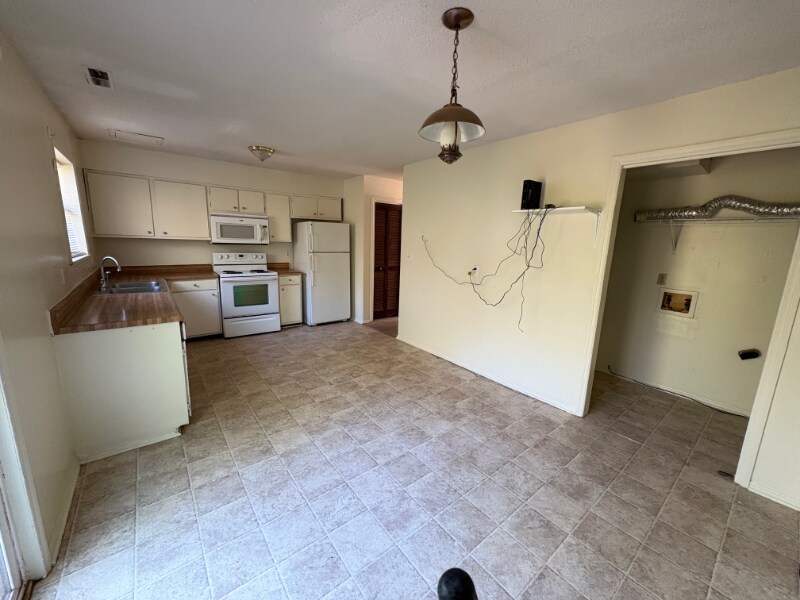 Building Photo - 122 Carriage Pl