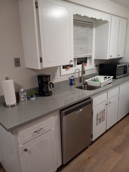 New quartz countertops - 2160 Raynor St SE