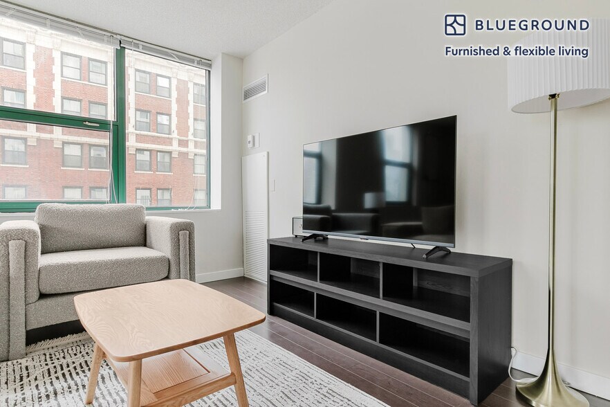 Building Photo - 77 W Huron St