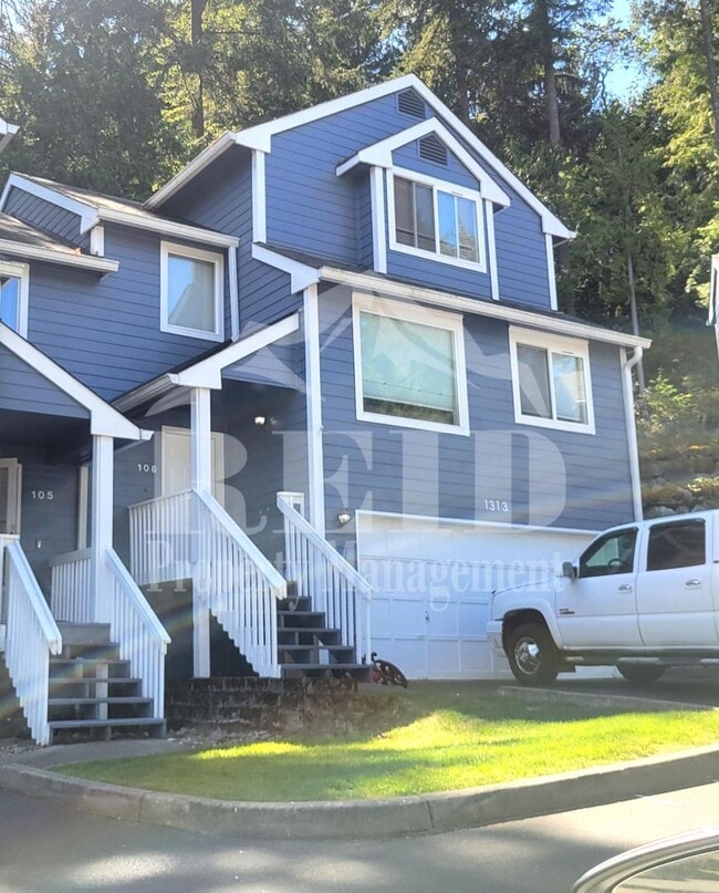 Building Photo - Silverdale's Ridgetop Townhome Near Island Lake
