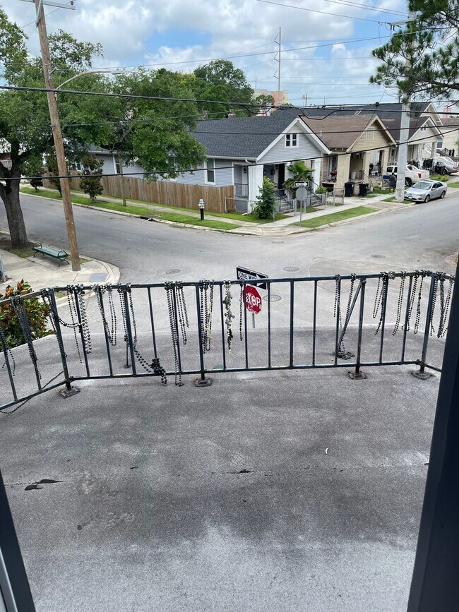 Building Photo - 4BD/2BA in the heart of MidCity w/ Off Street Parking and Laundry in Unit