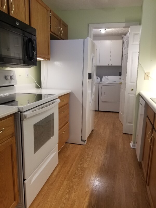 Building Photo - 400 Lakeview Dr