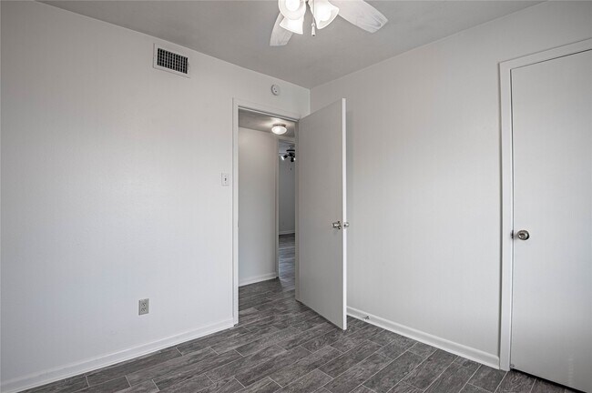 Building Photo - 4 Barre Ln