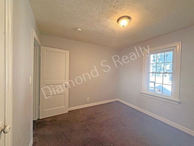 Building Photo - Cute 2 Bedroom Home close to Bass Pro, WOW Museum, restaurants, & Shopping!