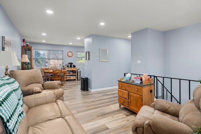 Building Photo - Elegant & Modern Home with Beautiful Interior