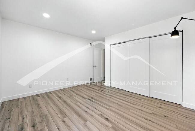 Building Photo - Spacious Townhouse with Washer/Dryer and C...