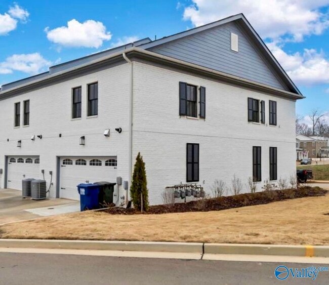 Building Photo - 136 Iberville St