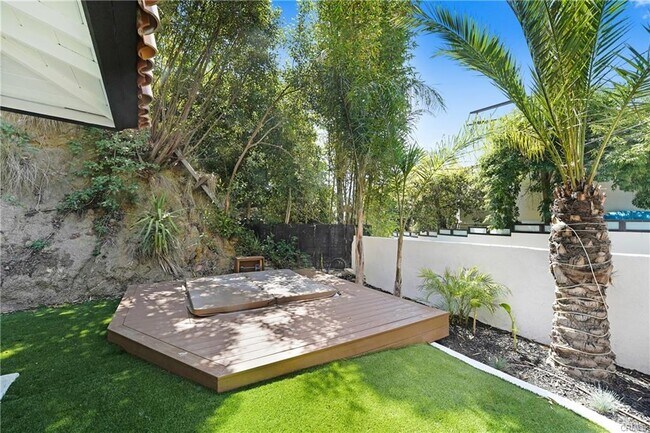 Building Photo - 2170 Sunset Plaza Dr