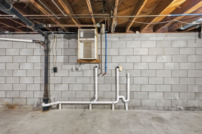 Building Photo - Move-In Ready 2 Bedroom Home with Basement Garage