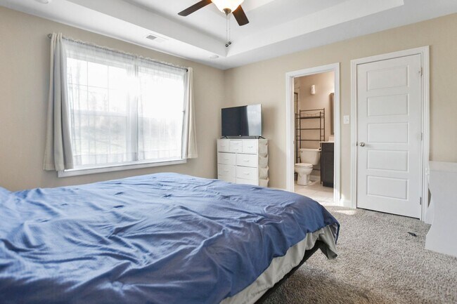 Building Photo - Pet Friendly Three Bedroom!