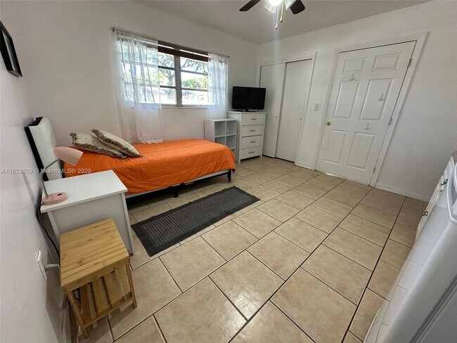Building Photo - 13846 Kendale Lakes Dr