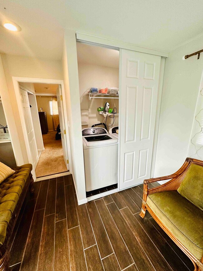 Building Photo - 660 Sunnyside Ave